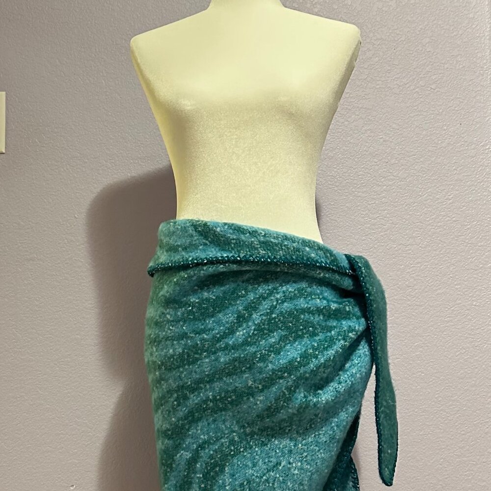 Women's Large Triangular Shawl / Wrap - image 4